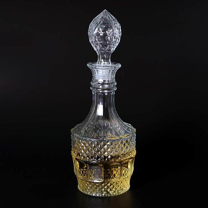 Vintage Glass Decanter With Classic Design For Whiskey