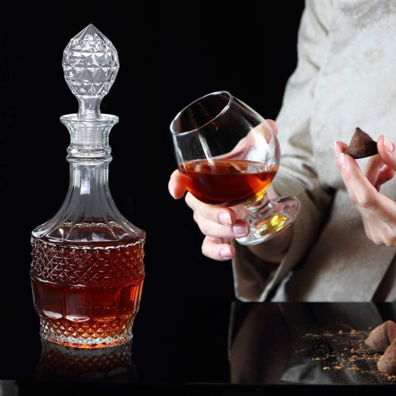 Vintage Glass Decanter With Classic Design For Whiskey